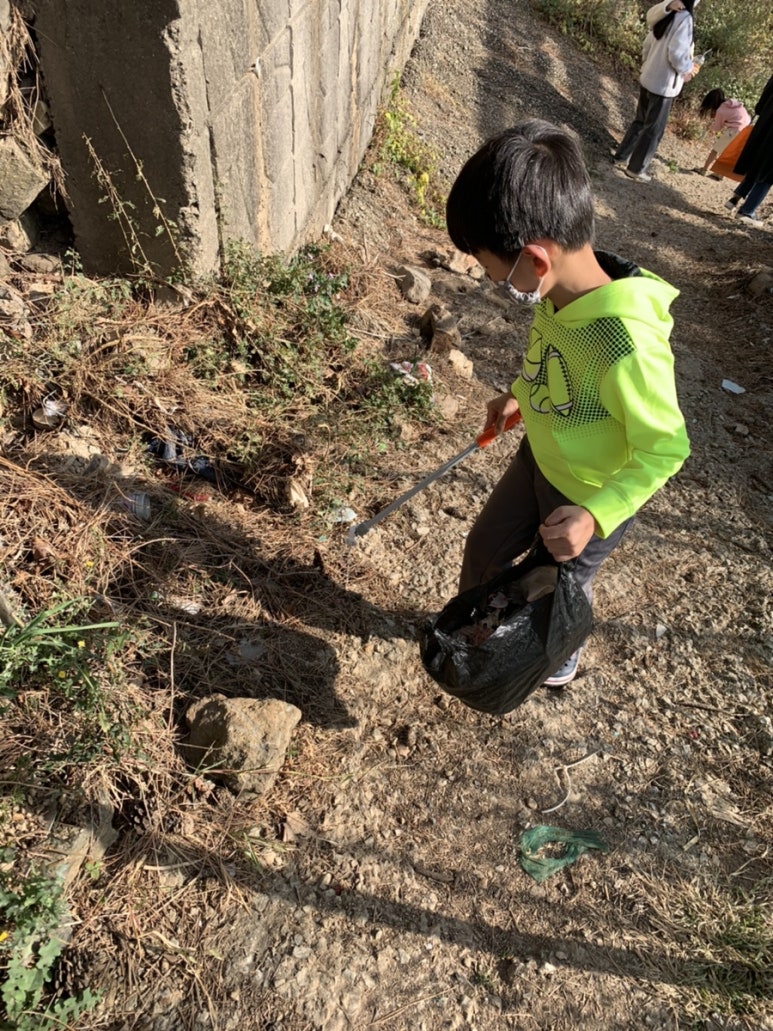 건욱이와 솔이가 담배꽁초를 줍는 모습